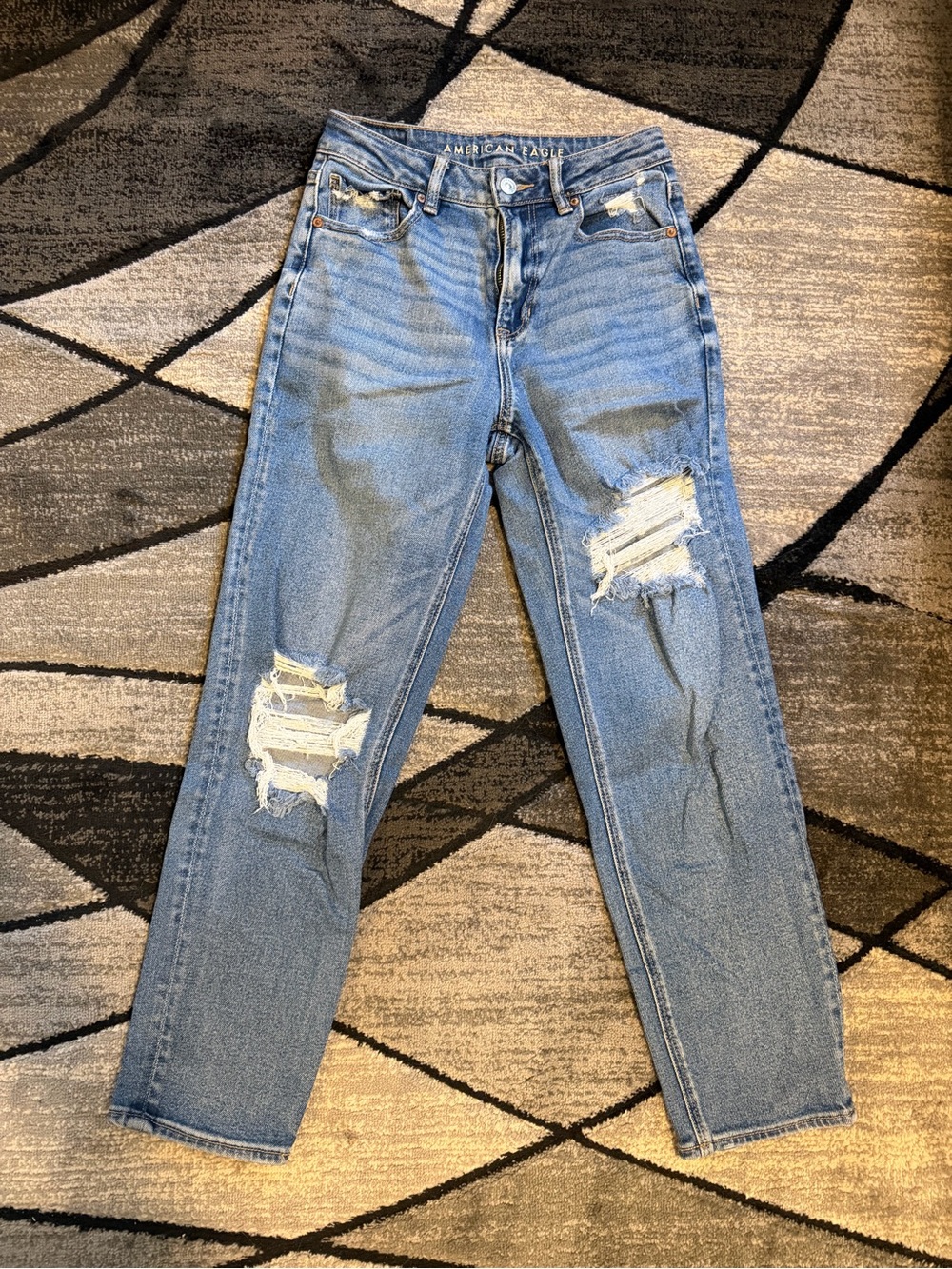 AMERICAN EAGLE DISTRESSED MOM STRAIGHT JEANS